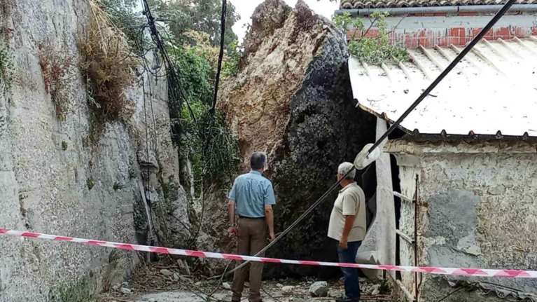 Κέρκυρα: Τεράστιος βράχος έπεσε σε κεντρικό δρόμο χωριού - Ζημιές σε κτίσματα, δίκτυα ρεύματος και ύδρευσης