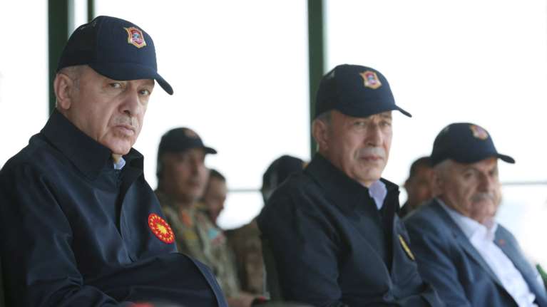 &quot;Θα έρθουμε ξαφνικά ένα βράδυ...&quot;: Τι σημαίνει η φράση του Ερντογάν- Το ερωτικό τραγούδι που έγινε συνώνυμο της εισβολής