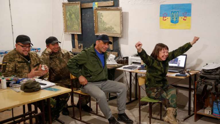 Eurovision εν μέσω πολέμου: Ουκρανοί στρατιώτες σε υπόγειο πανηγύρισαν τη νίκη της χώρας τους [εικόνες]