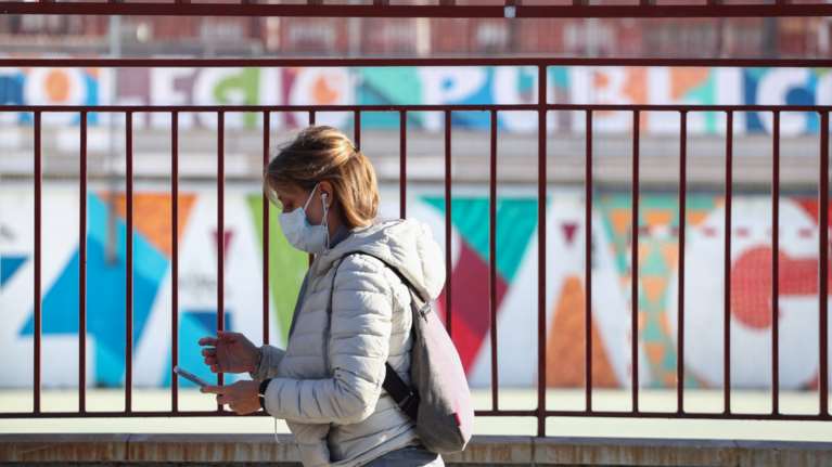 Το χιούμορ στην εποχή του κορονοϊού - &quot;Πάρτι&quot; και φαρμακερές ατάκες στα social media