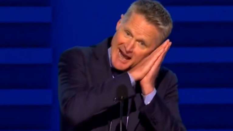 Viral η ομιλία του Στιβ Κερ στο συνέδριο των Δημοκρατικών: &quot;Στις εκλογές να πούμε στον Τραμπ... καληνύχτα&quot;