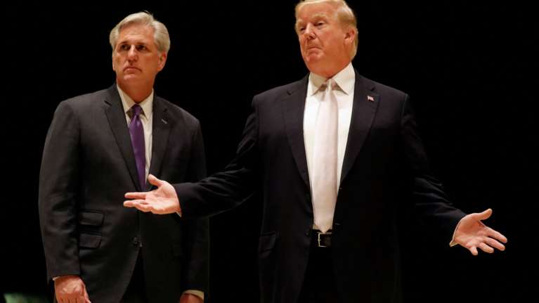 Ο Τραμπ προσπαθεί να μαζέψει το χάος που προκάλεσαν οι αντάρτες βουλευτές του στη Βουλή- Ψηφίστε τον Ρεπουμπλικάνο υποψήφιο