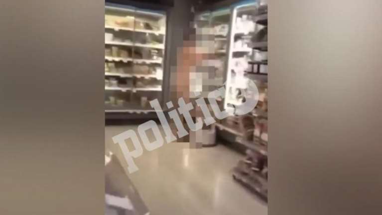 Δυτική Αττική: Άνδρας ψώνιζε γυμνός σε σούπερ μάρκετ [Βίντεο]