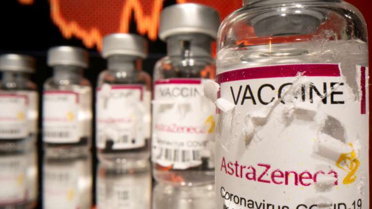 Politico: Η EE προσφεύγει νομικά εναντίον της AstraZeneca για τις καθυστερήσεις των εμβολίων