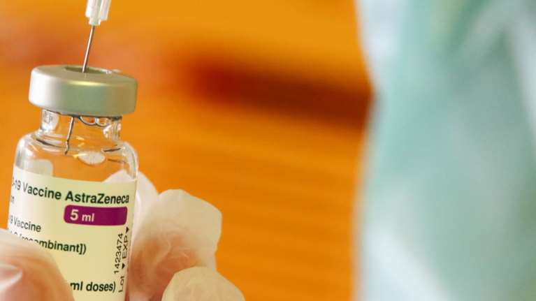 Ευρωπαϊκός Οργανισμός Φαρμάκων (ΕΜΑ): Στις 5 το απόγευμα, ανακοινώνει τι θα γίνει με το εμβόλιο της AstraZeneca
