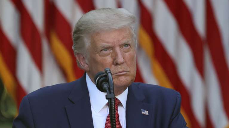 Αντίο ...πορτοκαλί: Ο Τραμπ εμφανίστηκε για πρώτη φορά με... άσπρα μαλλιά και ήταν αγνώριστος [εικόνες]