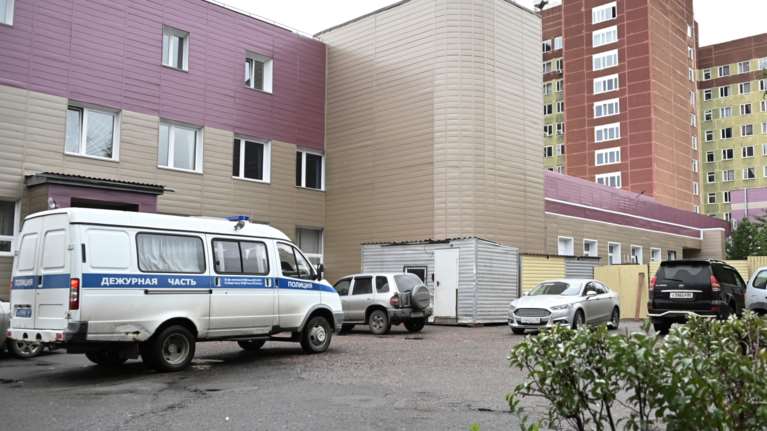 Στη Ρωσία μεταφέρθηκε ο επικριτής του Πούτιν, Αλεξέι Ναβάλνι - Στο πλευρό του η σύζυγός του [εικόνες]