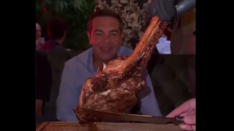 Σε ταβέρνα για... μερακλήδες ο Τσίπρας: Εφαγε τη &quot;βασίλισσα&quot; μπριζόλα Τόμαχοκ [εικόνες - βίντεο]