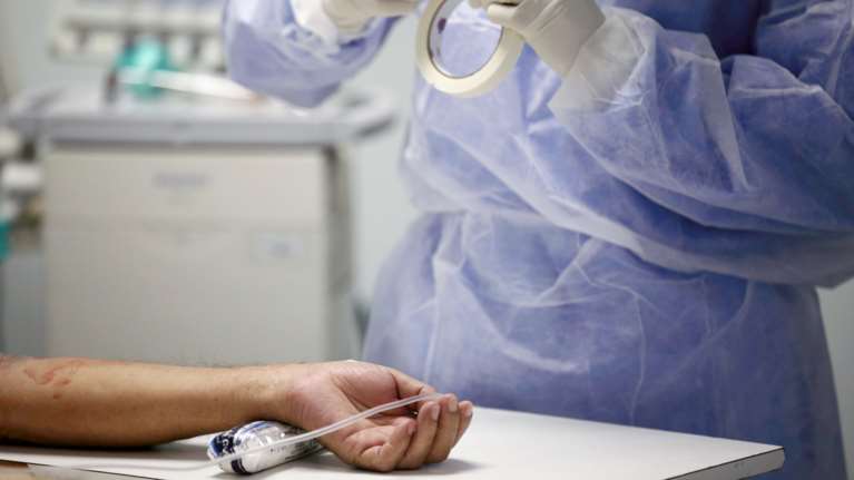 Συγκινεί Ελληνίδα νοσηλεύτρια: &quot;Τους κρατάμε το χέρι μέχρι να πεθάνουν&quot;