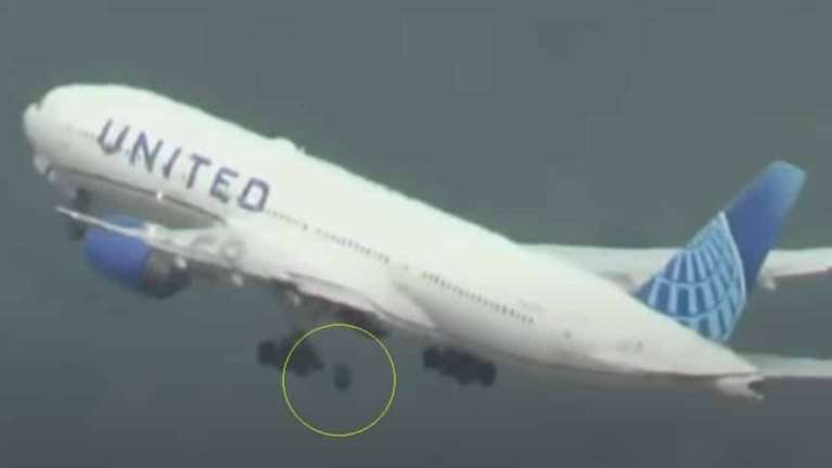 ΗΠΑ: Αεροπλάνο Boeing 777 έχασε τροχό στον αέρα - Έπεσε πάνω σε αυτοκίνητα [βίντεο]