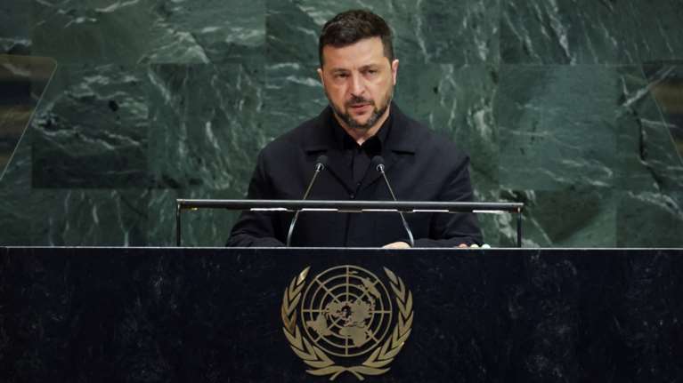 Ρωσία σε Ζελένσκι μετά τον βομβαρδισμό στο Κίεβο: "Θέλει να δείξει στους Ευρωπαίους "κουβαλητές" ότι είναι γενναίος στρατιώτης"