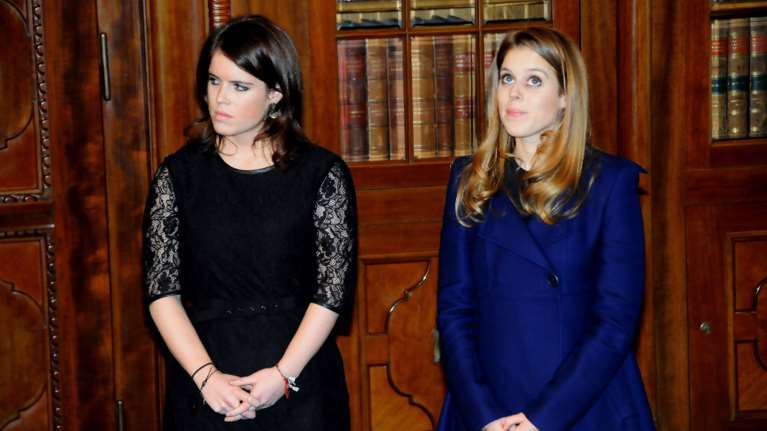 Πριγκίπισσες Βεατρίκη και Ευγενία: Πώς ο πατέρας τους τις &quot;έμπλεξε&quot; στο σκάνδαλο κακοποίησης