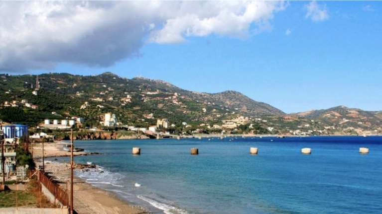 Ηράκλειο: Ηλικιωμένοι κολυμπούν σε νερά με λύματα - Νομίζουν ότι είναι... ιαματικά επειδή είναι ζεστά [βίντεο]