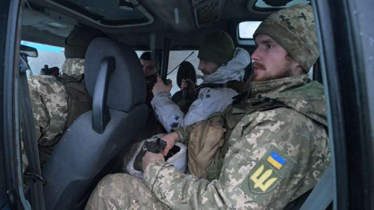 Η Ουάσινγκτον κατηγορεί τη Μόσχα για προβοκάτσια: Σχεδιάζει ψεύτικο βίντεο με ηθοποιούς για να εισβάλλει στην Ουκρανία