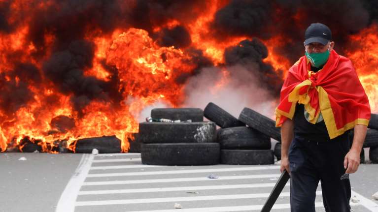 Χάος στο Μαυροβούνιο: Σοβαρά επεισόδια στην ενθρόνιση του νέου Μητροπολίτη από τον Σέρβο Πατριάρχη [Εικόνες-Βίντεο]