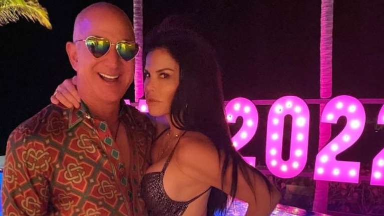 Ξεσαλώνει το twitter με το disco look του Τζέφ Μπέζος- Με κολλητό πουκάμισο και γυαλί καρδούλες...