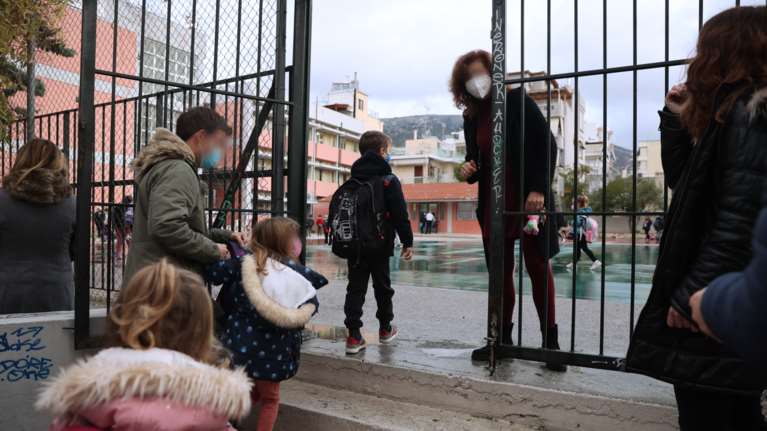 ΕΟΔΥ: Τι γίνεται σε περίπτωση κρούσματος σε σχολείο - Οι οδηγίες για τις στενές επαφές μαθητών και εκπαιδευτικών