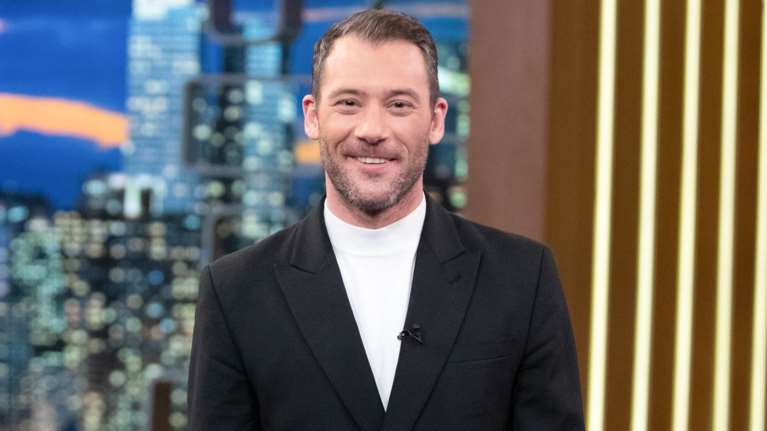 Αντίνοος Αλμπάνης: Ποζάρει εντελώς γυμνός στο κρεβάτι και κάνει... δώρο στις θαυμάστριές του [Εικόνα]