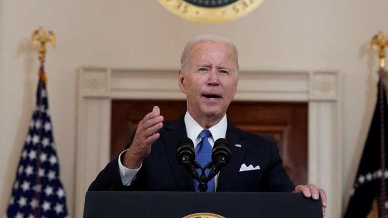 Μπάιντεν: &quot;Οι γυναίκες θα αναγκάζονται να μεγαλώσουν το παιδί του βιαστή τους&quot; - Η πρωτοφανής απόφαση για τις αμβλώσεις