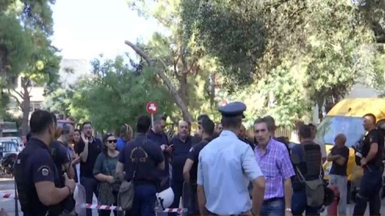 Πατήσια: Γυναίκα απειλούσε να πέσει στο κενό - Βγαίνει το σπίτι της σε πλειστηριασμό [βίντεο]