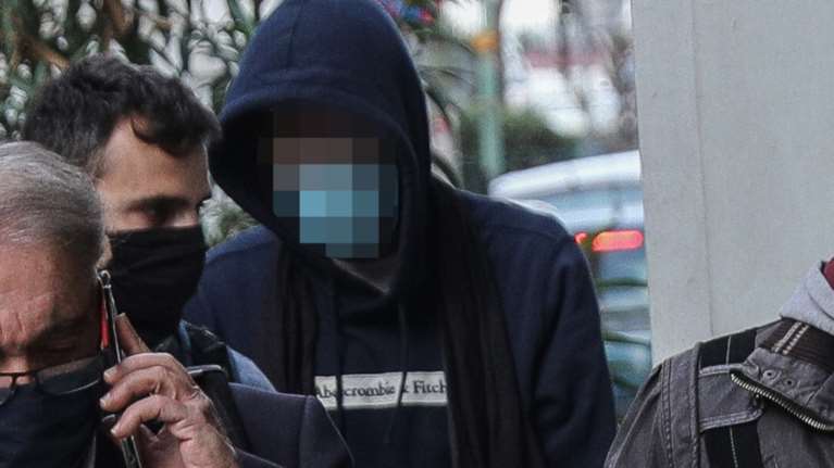 Φονικό στις Σπέτσες: Οι πρώτες εικόνες του 22χρονου- Με σκυμμένο το κεφάλι στον Εισαγγελέα