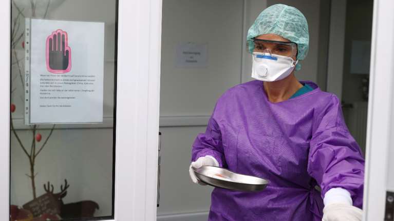 Κορονοϊός: Πόσες ώρες αντέχει ο ιός στην ατμόσφαιρα και πόσες πάνω σε επιφάνειες