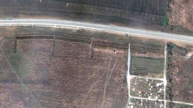 Reuters: Σοκ με δορυφορικές εικόνες από νέο μαζικό τάφο -  20 χιλιομέτρα από τη μαρτυρική Μαριούπολη