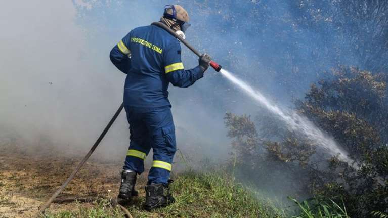 Φωτιά στο Ηράκλειο, κοντά σε αθλητικό κέντρο - Πρόλαβαν την πυρκαγιά στο Ρέθυμνο πριν πάρει διαστάσεις