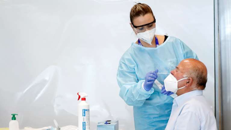 Ιταλία: 1.869 νέα κρούσματα και 17 νεκροί - &quot;Δεν μπορώ να αποκλείσω νέο lockdown&quot;, δήλωσε ο Τζινγκαρέτι