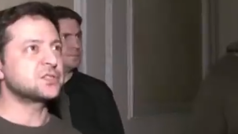 Η στιγμή που ο Ζελένσκι μαθαίνει on camera ότι οι Ρώσοι βομβάρδισαν τον πύργο τηλεπικοινωνιών στο Κίεβο [βίντεο]