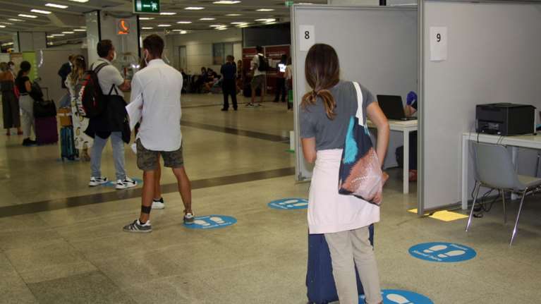 Οργή στην Ιταλία: Τεράστιες αυξήσεις μέχρι και 700% στα αεροπορικά εισιτήρια ενόψει των γιορτών