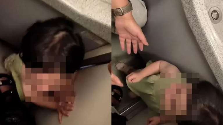 Ντροπή: Στην Κίνα κλείδωσαν παιδάκι μέσα σε τουαλέτα αεροπλάνου επειδή έκλαιγε - &quot;Θα βγεις μόνο όταν σταματήσεις&quot;