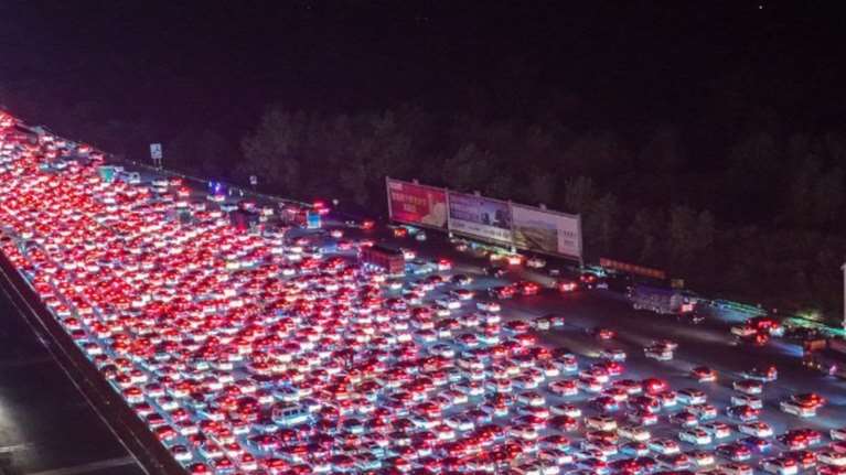 Το &quot;Κόκκινο Ποτάμι&quot;: Απίστευτο μποτιλιάρισμα στην Κίνα - Οδηγοί εγκλωβίστηκαν στην κίνηση μέχρι και 24 ώρες [βίντεο]