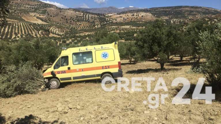 Απίστευτο τροχαίο στο Ηράκλειο: Ασθενοφόρο πήγε να παραλάβει τραυματία και έπεσε σε... ελιά [εικόνες]
