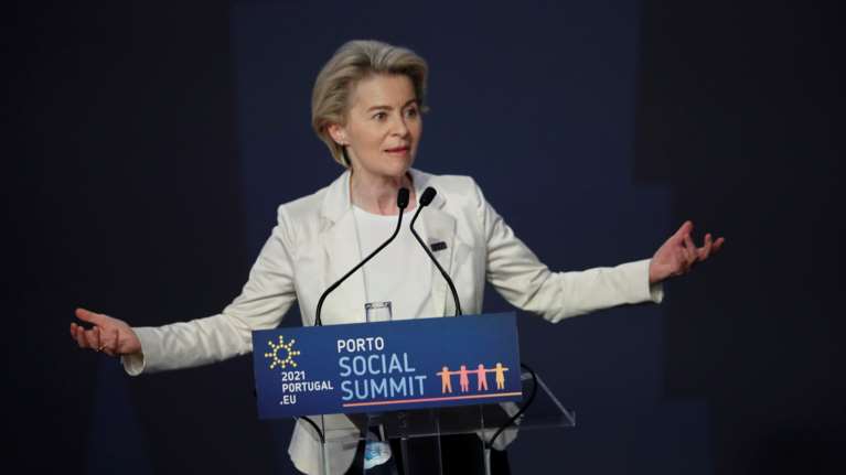 Εμβόλια - Φον ντερ Λάιεν: Ένα εκατομμύριο λιγότερες νοσηλείες αν όλοι κάνουν την τρίτη δόση