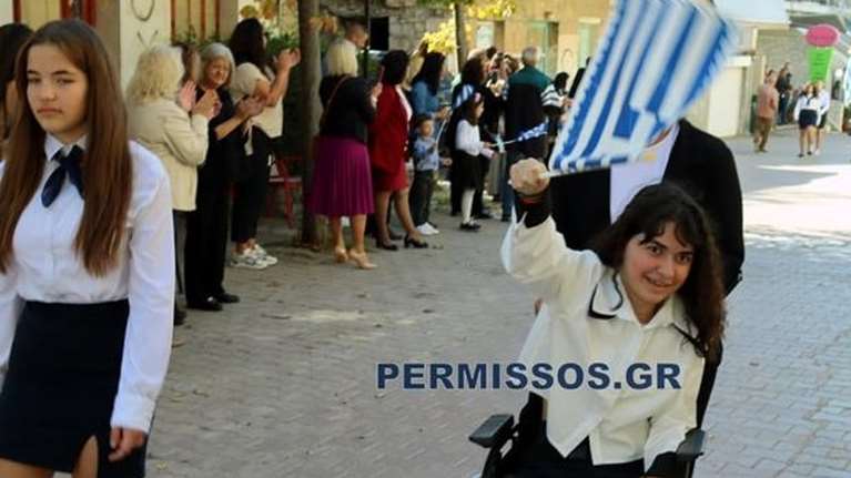 Η πρώτη παρέλαση της μικρής Αλεξίας μετά τον τραυματισμό της από αδέσποτη σφαίρα [εικόνες]