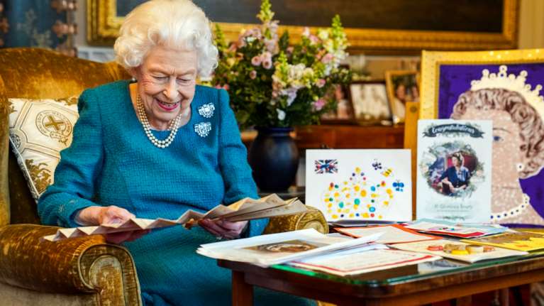 Η υπεράνω όλων Βασίλισσα Ελισάβετ: Οδηγούσε χωρίς δίπλωμα οδήγησης, ταξίδευε χωρίς διαβατήριο