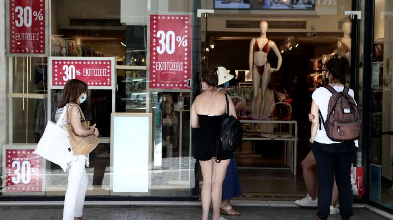 Θερινές εκπτώσεις: Πότε ξεκινούν και πόσο θα διαρκέσουν - Ποια Κυριακή θα είναι ανοικτά τα καταστήματα