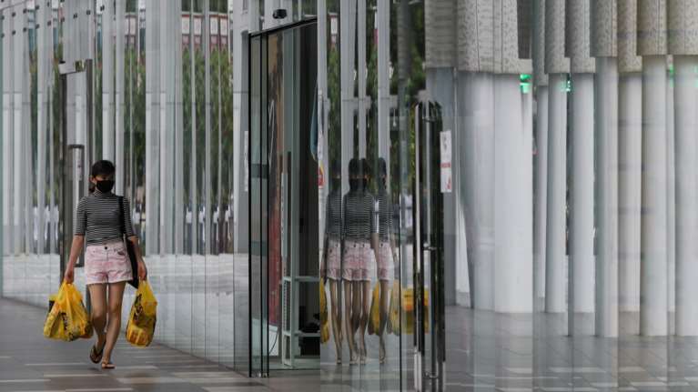 Και όμως: Οι γυναίκες τηρούν τα μέτρα κατά του κορονοϊού περισσότερο από τους άνδρες