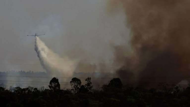 Φωτιά Νέα Πέραμος: Αναγκαστική προσθαλάσσωση πυροσβεστικού αεροσκάφους [Εικόνες, βίντεο]