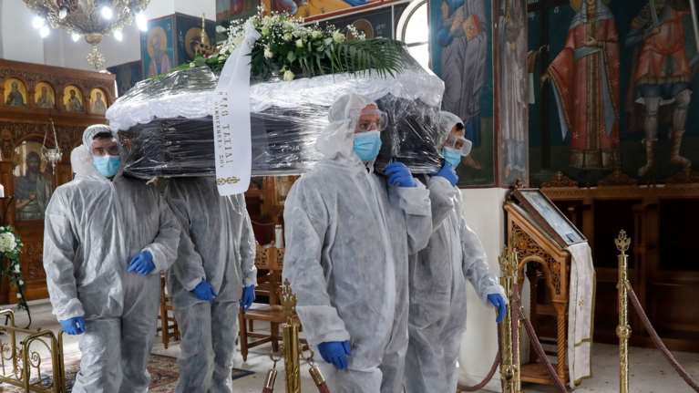 Κορονοϊός: Γροθιά στο στομάχι οι φωτογραφίες του Reuters για τις κηδείες στην Ελλάδα - Σελοφάν στα φέρετρα και στολές