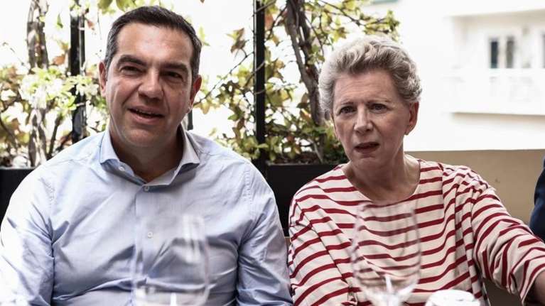 &quot;Έντιμος όσο κανείς - Στο πλευρό του ό,τι κι αν αποφασίσει&quot;: Η ανάρτηση της Έλενας Ακρίτα για την παραίτηση του Τσίπρα