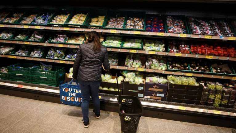 Σοκ στη Βρετανία: Θετικοί στον HIV τρεις υπάλληλοι σούπερ μάρκετ - Είχαν δεχθεί επίθεση με βελόνες από ληστές