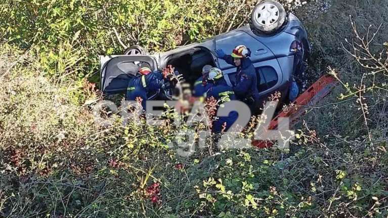 Τροχαίο στην Κρήτη: Αυτοκίνητο έπεσε σε γκρεμό - Μητέρα και κόρη εγκλωβίστηκαν στα συντρίμμια [εικόνες, βίντεο]