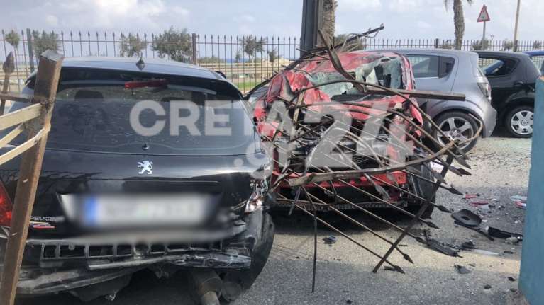 Σοβαρό τροχαίο στο Ηράκλειο - Η στιγμή που "ιπτάμενο" ΙΧ πέφτει πάνω σε παρκαρισμένα