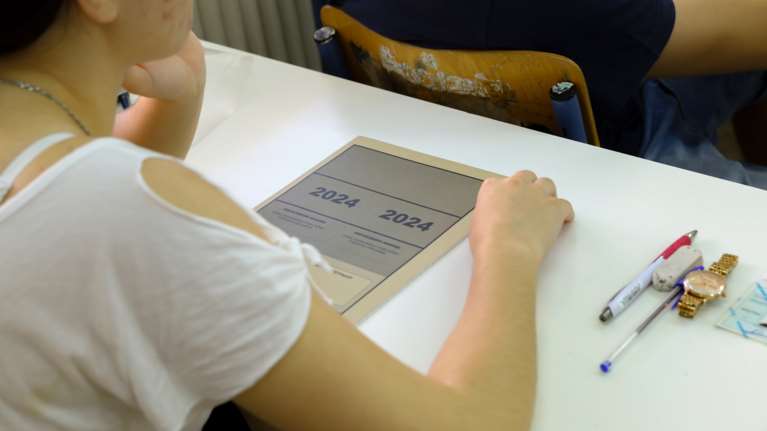 Πανελλήνιες 2024: Βροχή αντιδράσεων για τα θέματα Φυσικής και Ιστορίας στα ΓΕΛ - &quot;Τα δυσκολότερα των τελευταίων ετών&quot;