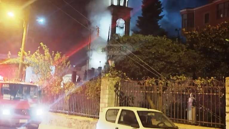 Φωτιά ξέσπασε στη Μητρόπολη Ιωαννίνων - Ξεκίνησε από τον γυναικωνίτη [βίντεο]