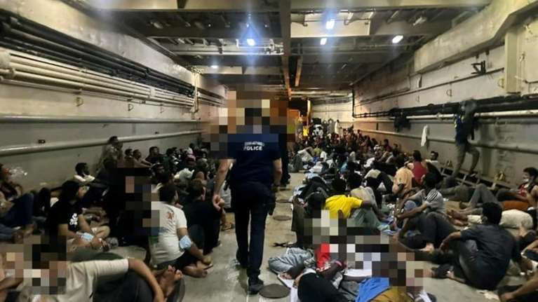 &quot;Στοιβαγμένοι επί 35 ώρες σε ακραία ζέστη&quot;: Αστυνομικοί καταγγέλλουν απάνθρωπες συνθήκες στη μεταγωγή μεταναστών με το πλοίο &quot;ΧΙΟΣ&quot;