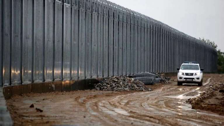 Έβρος: Προσαγωγή πέντε συνοριοφυλάκων για εμπλοκή σε κύκλωμα διακίνησης παράνομων μεταναστών [βίντεο]
