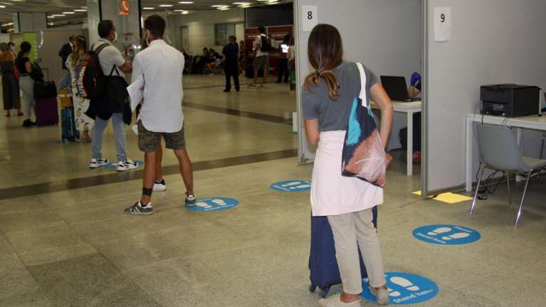 Κορονοϊός: Ουρές στα αεροδρόμια της Ιταλίας - Τεστ σε όσους επιστρέφουν από Ελλάδα [Εικόνες]
